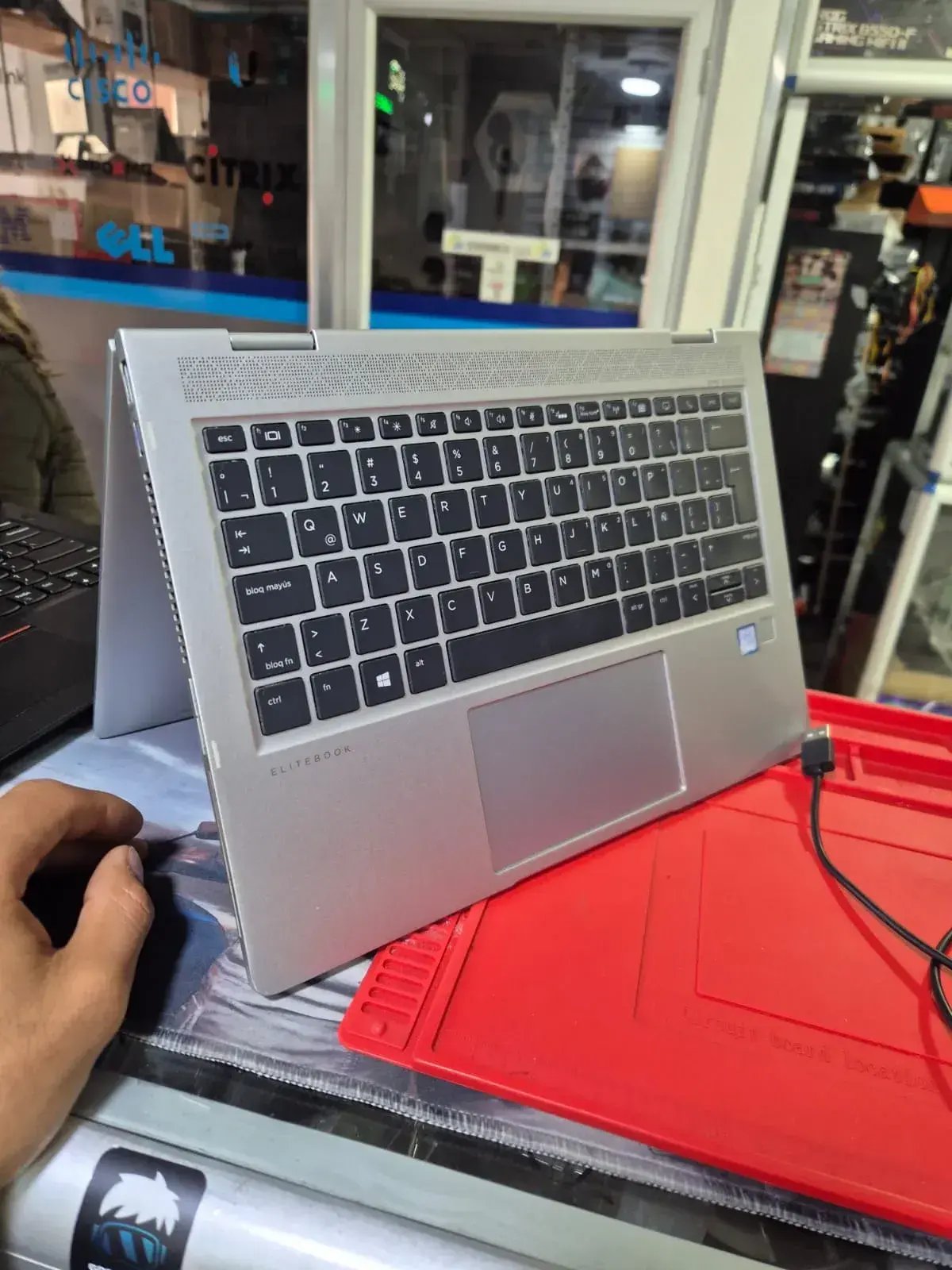 Portátil HP EliteBook x360 Core i7 de 10ª generación con 8 GB RAM, 256 GB SSD y pantalla táctil 360°