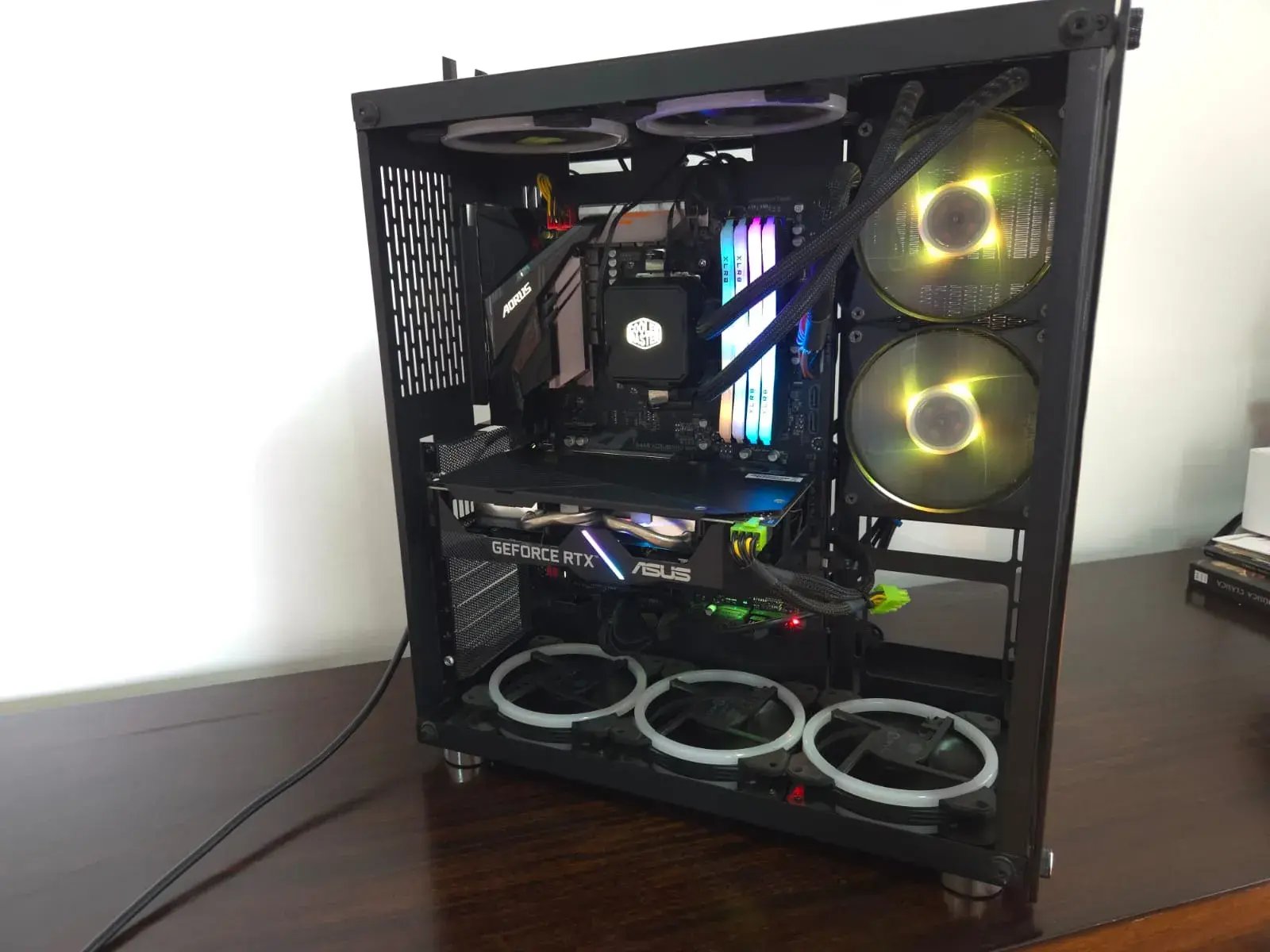 Torre gamer con AMD Ryzen 7 3700X, tarjeta gráfica NVIDIA RTX 2060 y 32 GB de RAM