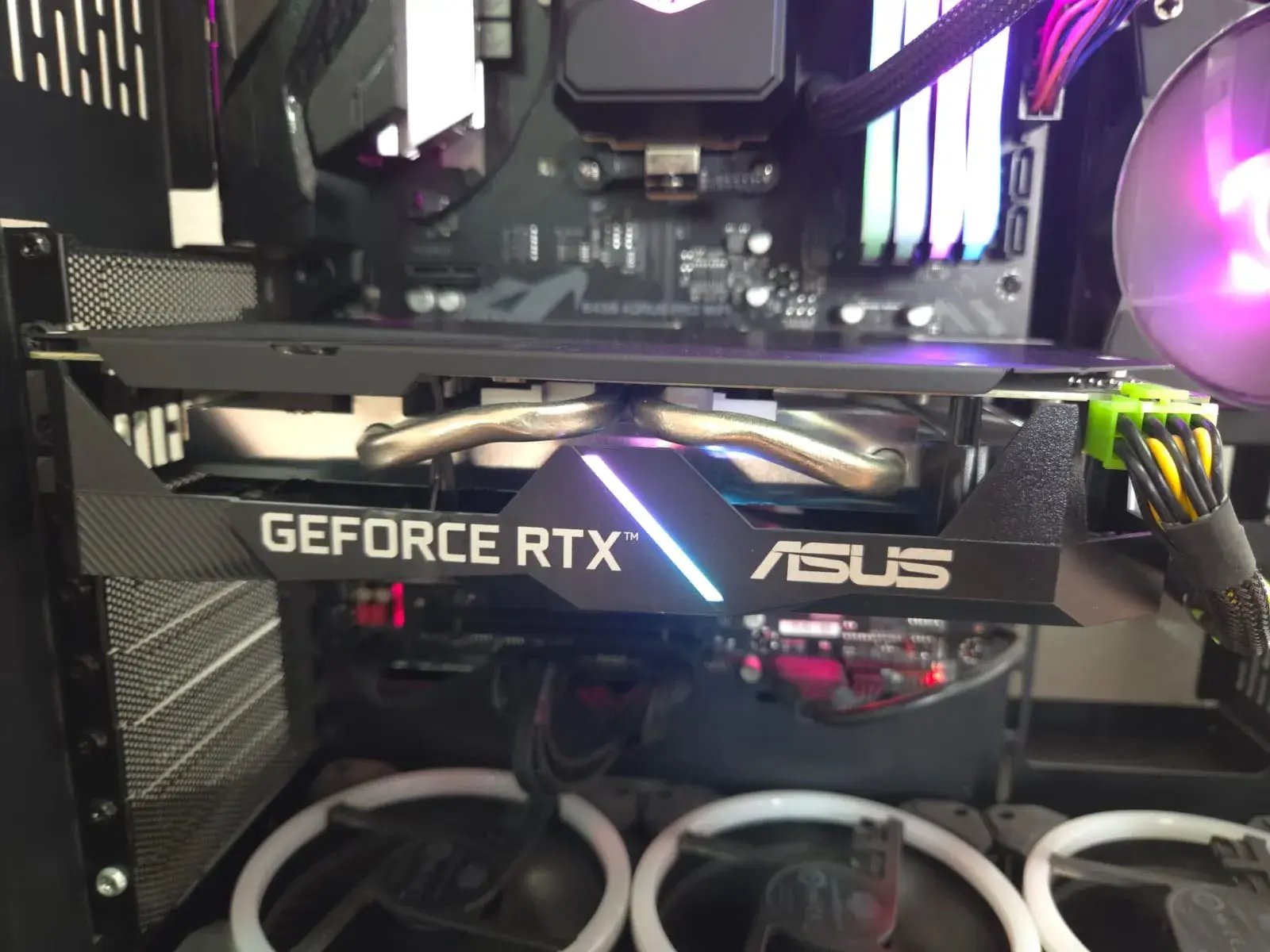 Torre gamer con AMD Ryzen 7 3700X, tarjeta gráfica NVIDIA RTX 2060 y 32 GB de RAM