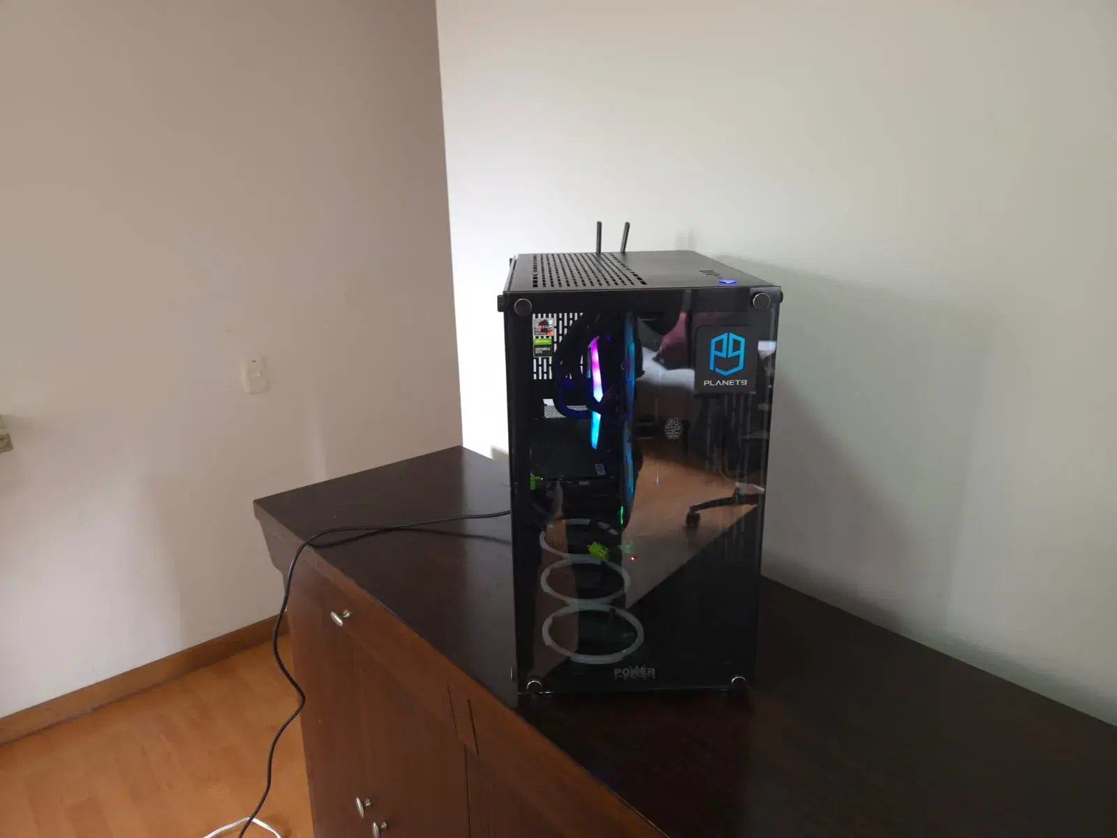 Torre gamer con AMD Ryzen 7 3700X, tarjeta gráfica NVIDIA RTX 2060 y 32 GB de RAM
